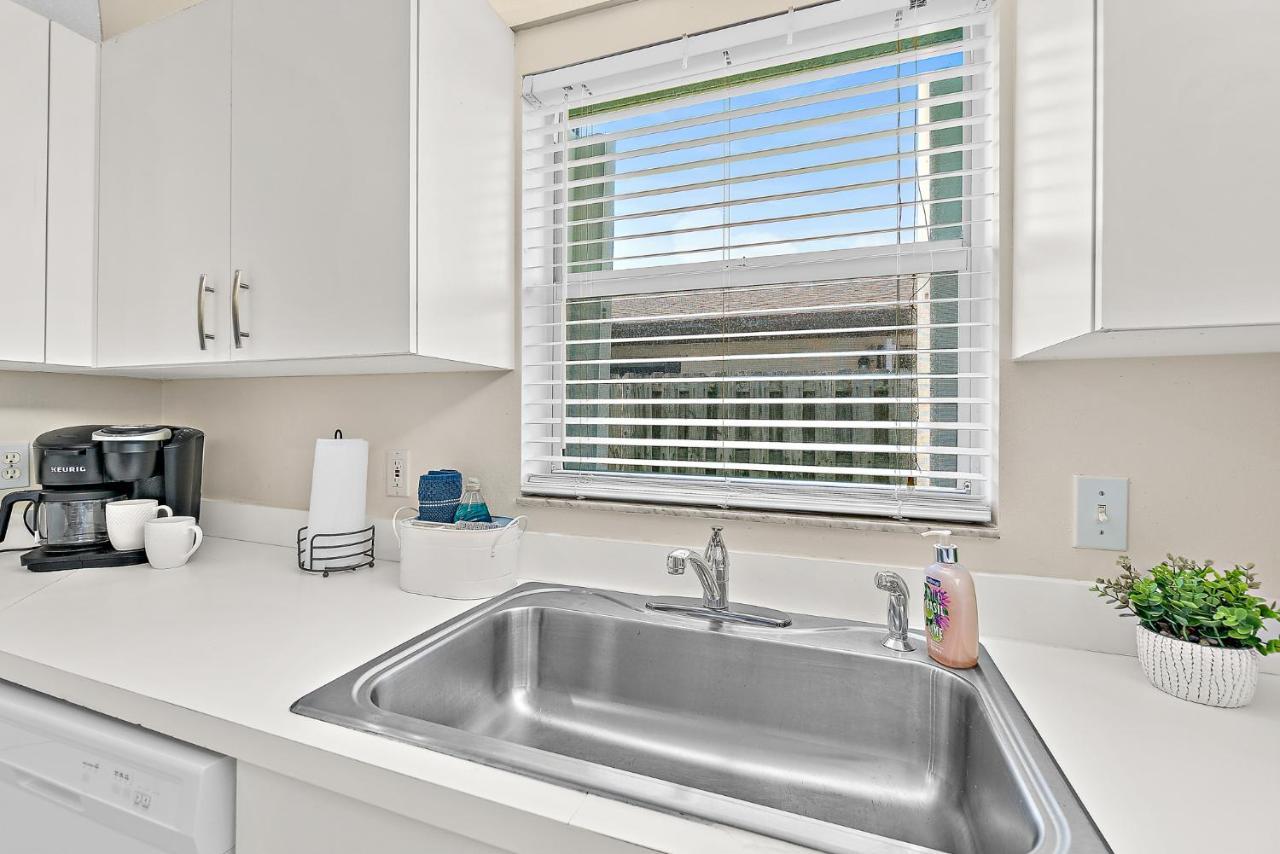 Serene Seaside Retreat - Dog Friendly - 2Br Townhouse With Shared Heated Pool Steps To Paradise Beach! Melbourne Exteriér fotografie